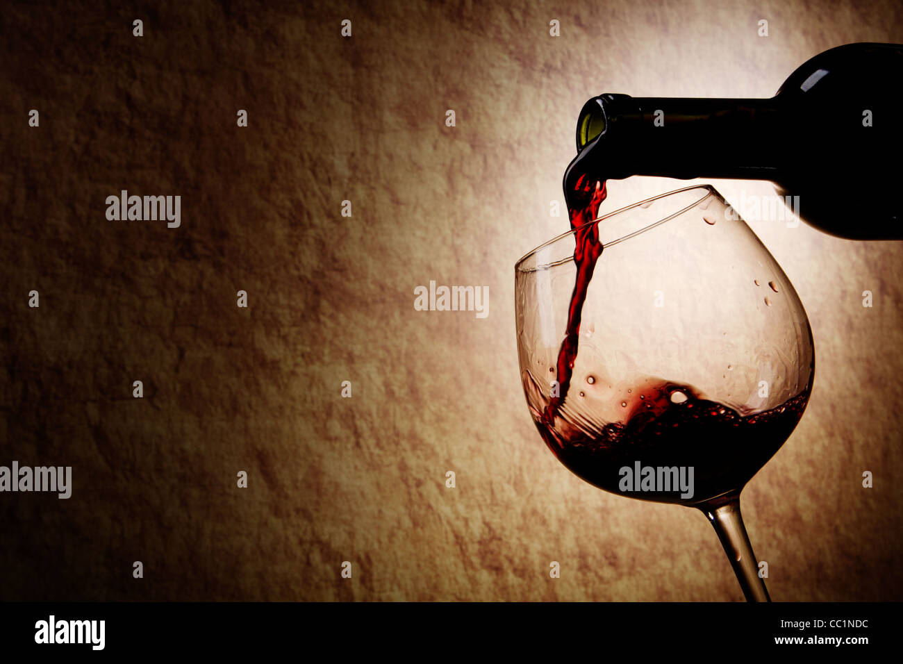 Il vino rosso di vetro e bottiglia su un grange Foto Stock