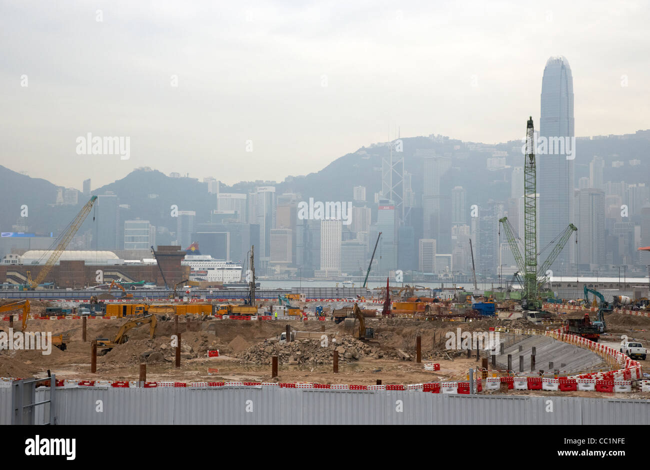 Nuovo sito di costruzione e sviluppo di incoronazione in costruzione su terreni bonificati in West Kowloon con una vista di hong kong Foto Stock