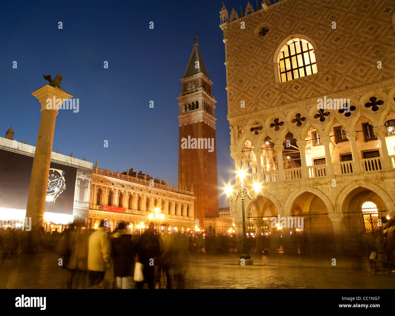Venezia - La facciata del palazzo ducale e st. Marco e Campanile di sera di carnevale Foto Stock