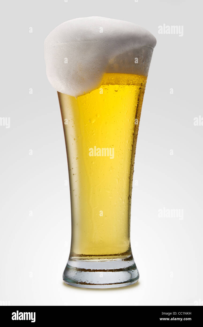 La birra in vetro isolato su bianco Foto Stock