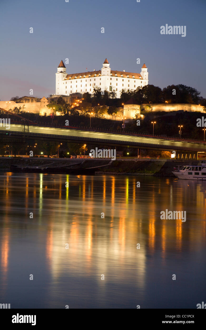 Bratislava - il castello e il Danubio in sera Foto Stock