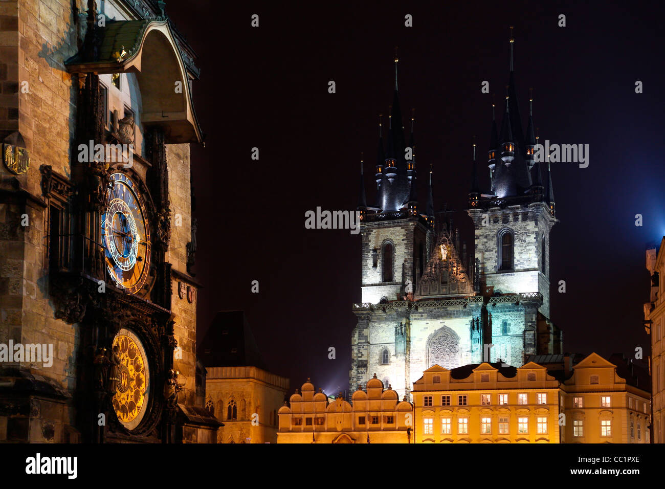 Benvenuti in Repubblica ceca - metropoli Praga . Staromestske square - orologio astronomico e palazzo di Tyn- Foto Stock