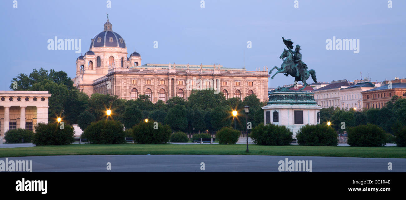 Vienna - la natura museo di storia e imperatore statua in mattinata Foto Stock