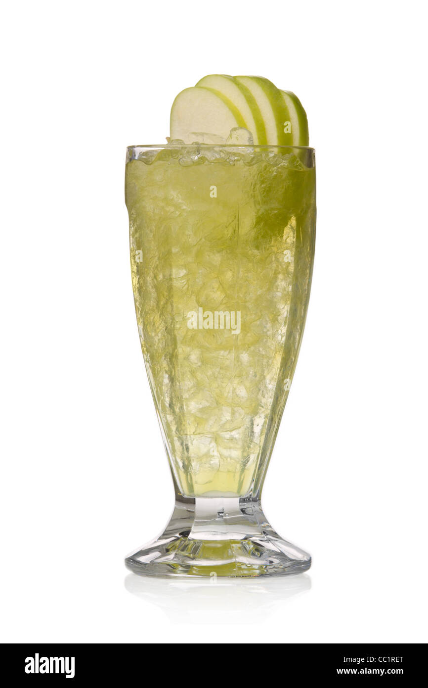 Cocktail di verde con le mele e il ghiaccio isolato su sfondo bianco Foto Stock