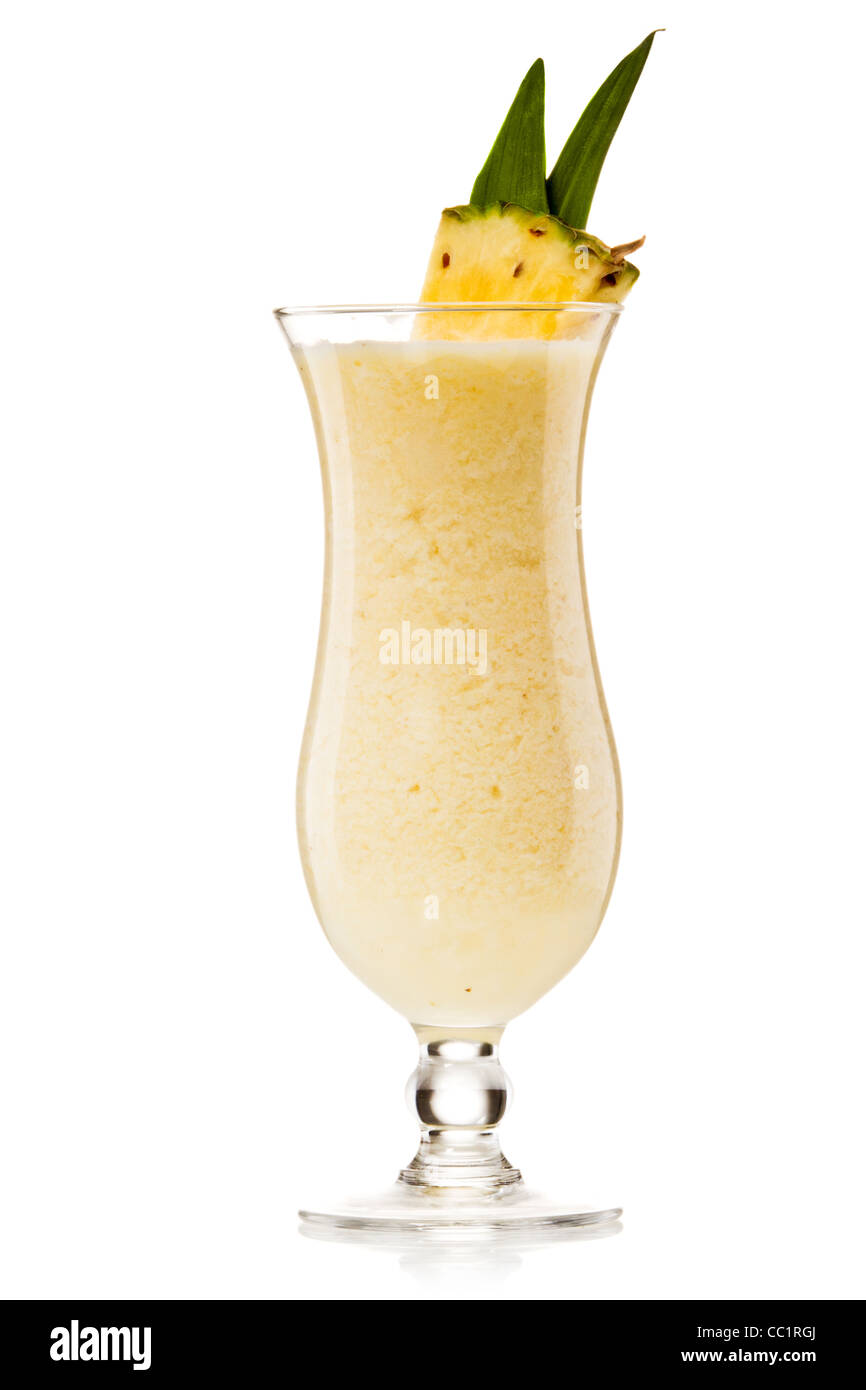 La pina colada bevanda bicchiere da cocktail isolati su sfondo bianco Foto Stock