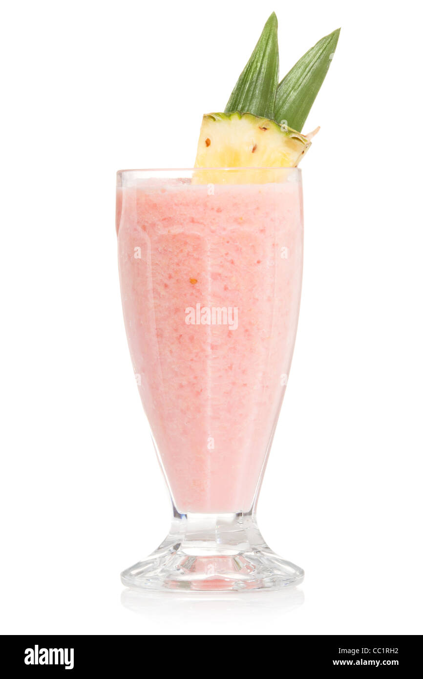 Fragola pina colada bevanda bicchiere da cocktail isolati su sfondo nero Foto Stock
