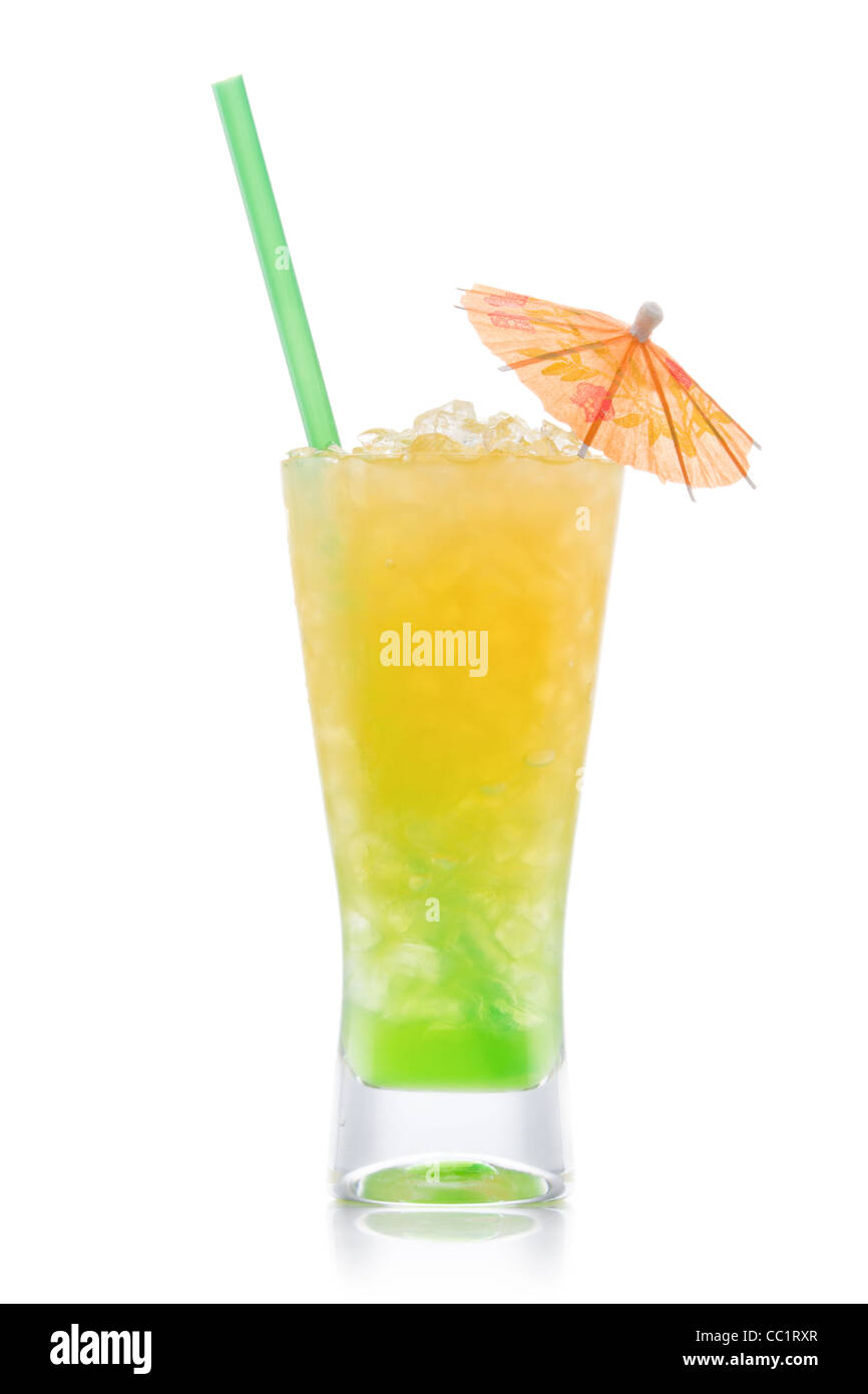 Kivi pina colada bere cocktail con vetro ombrello isolati su sfondo bianco Foto Stock