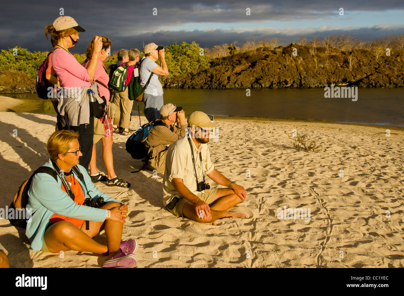 I turisti a scattare foto al Flamingo pond fuori Las Bachas Beach, Isola di Santa Cruz, Isole Galapagos, Ecuador Foto Stock