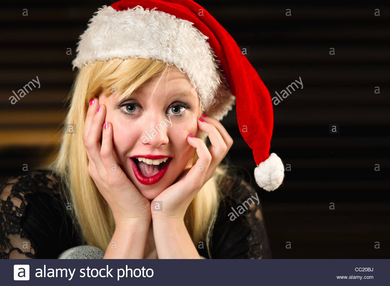 Immagini Natale Da Ridere.Teen Ragazza In Un Cappello Da Babbo Natale Guardando La Telecamera Con La Bocca Aperta Come Se Ridere O Felicemente Sorpreso Foto Stock Alamy