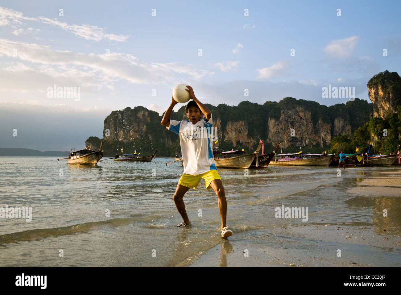 La gente del posto spiaggia a giocare a calcio a West Railay Beach (Hat Rai Leh Ovest). Railay, Krabi, Thailandia Foto Stock