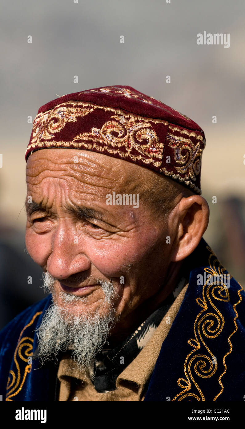 Ritratto di un uomo kazako indossando un tradizionale il kazako hat Foto  stock - Alamy