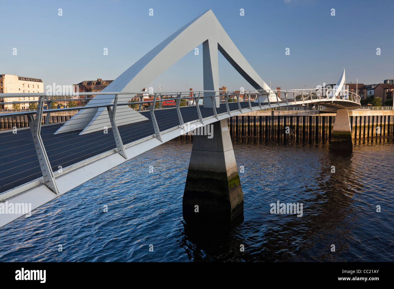 Vista laterale di Tradeston passerella sul fiume Clyde a Glasgow, Scozia Foto Stock