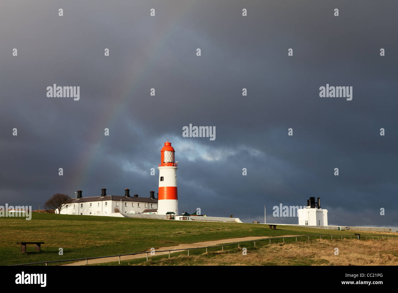 Souter faro con cielo scuro e rainbow North East England Regno Unito Foto Stock