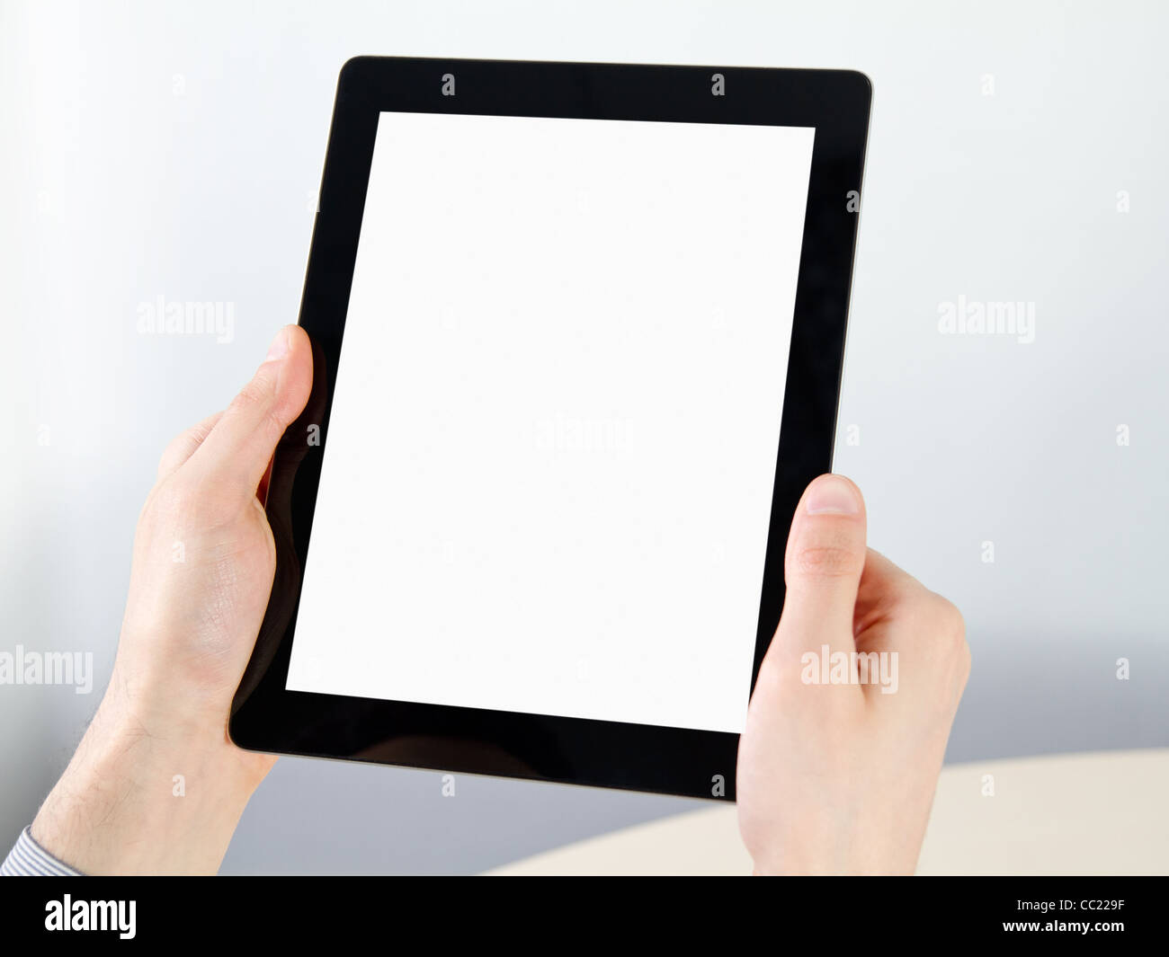 L'uomo mani elettronico di tablet Pc con schermo vuoto. Foto Stock