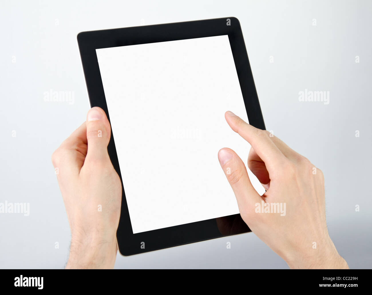 L'uomo mani e punto sulla tavoletta elettronica pc con schermo vuoto. Foto Stock