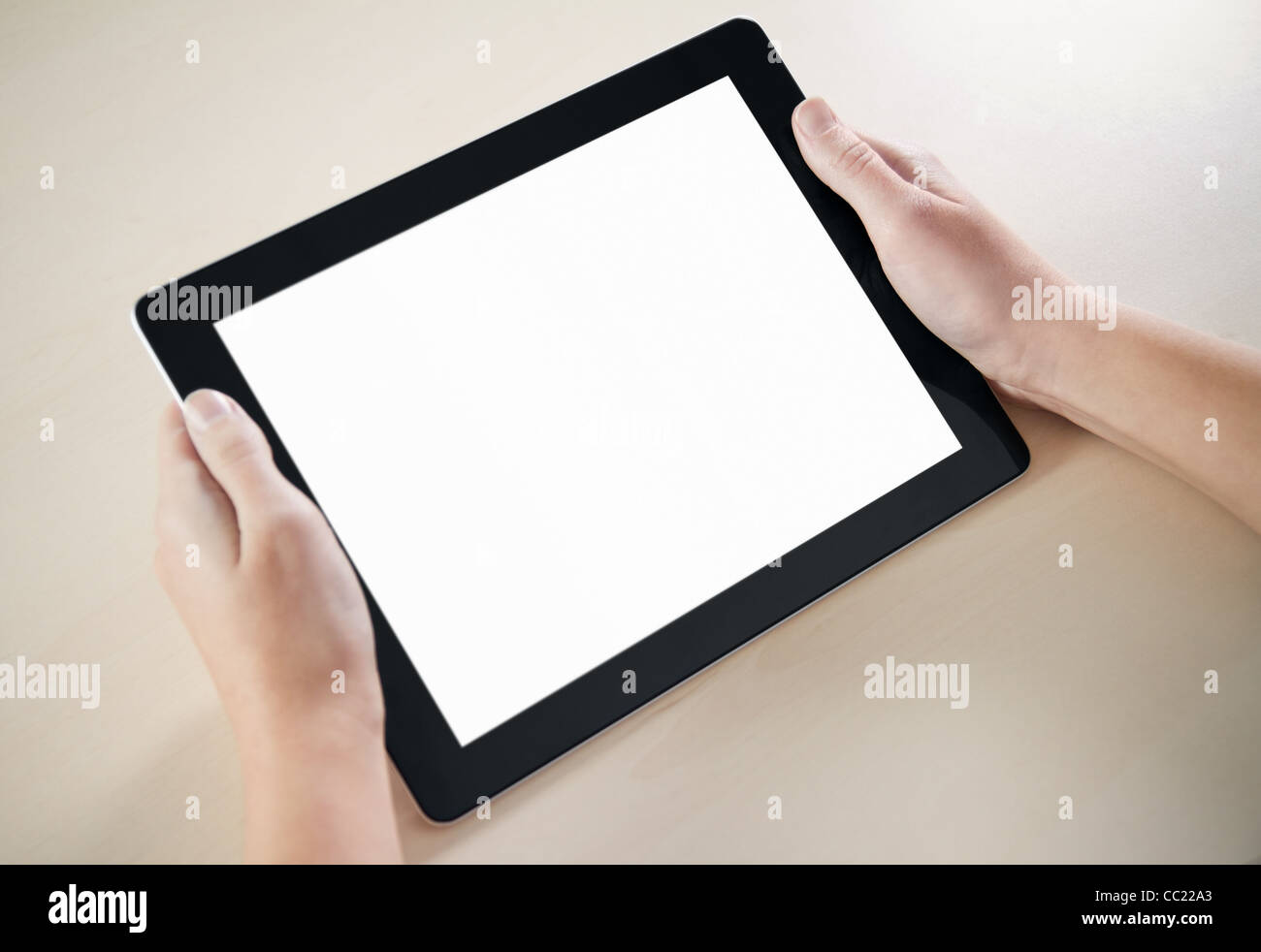 Donna mani elettronico di tablet Pc con schermo vuoto. Foto Stock