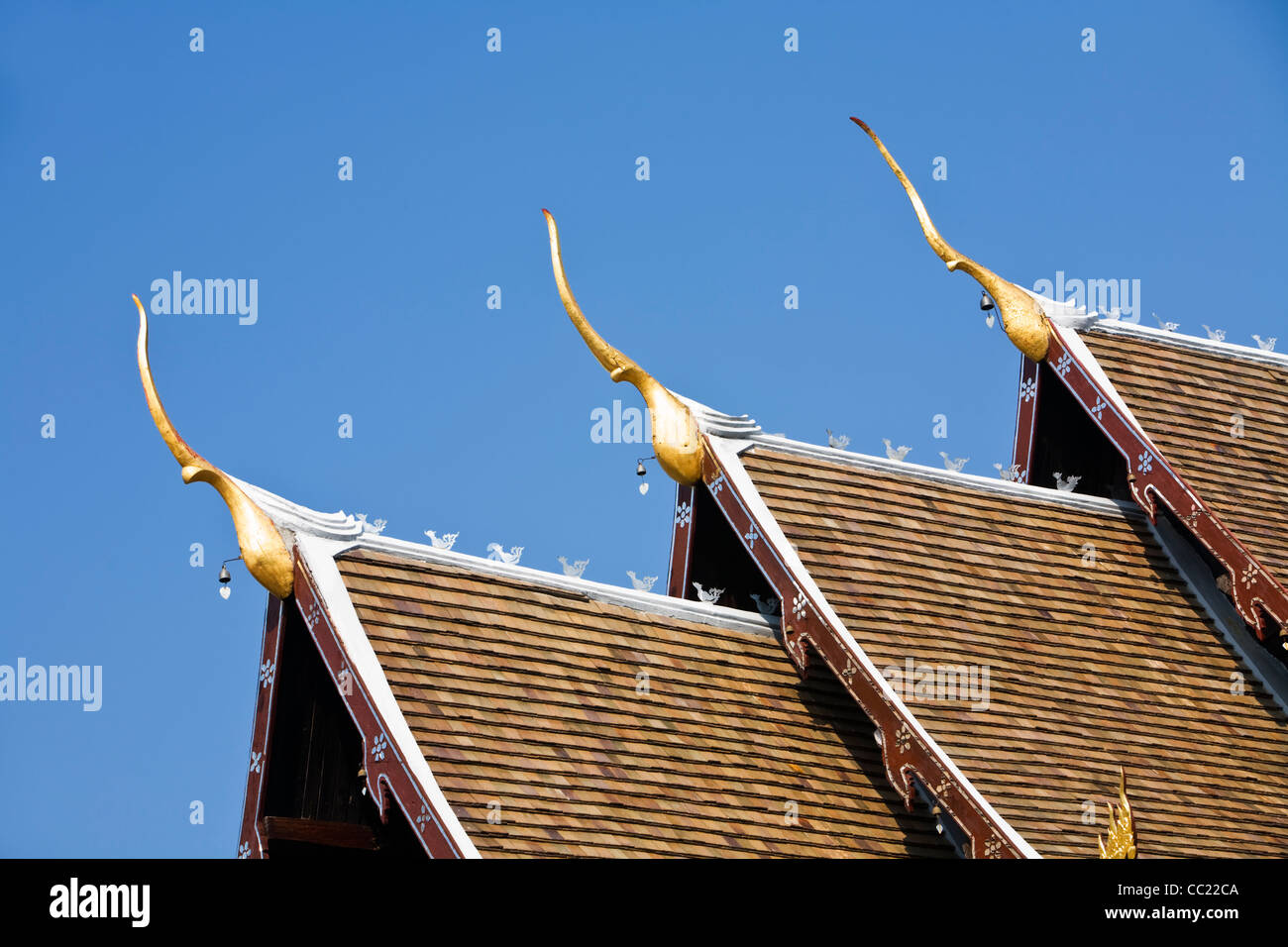 La wihan al Wat Phan Tao - costruzione di pannelli in teak e supportati da 28 pilastri in teak. Chiang Mai e Chiang Mai, Thailandia Foto Stock