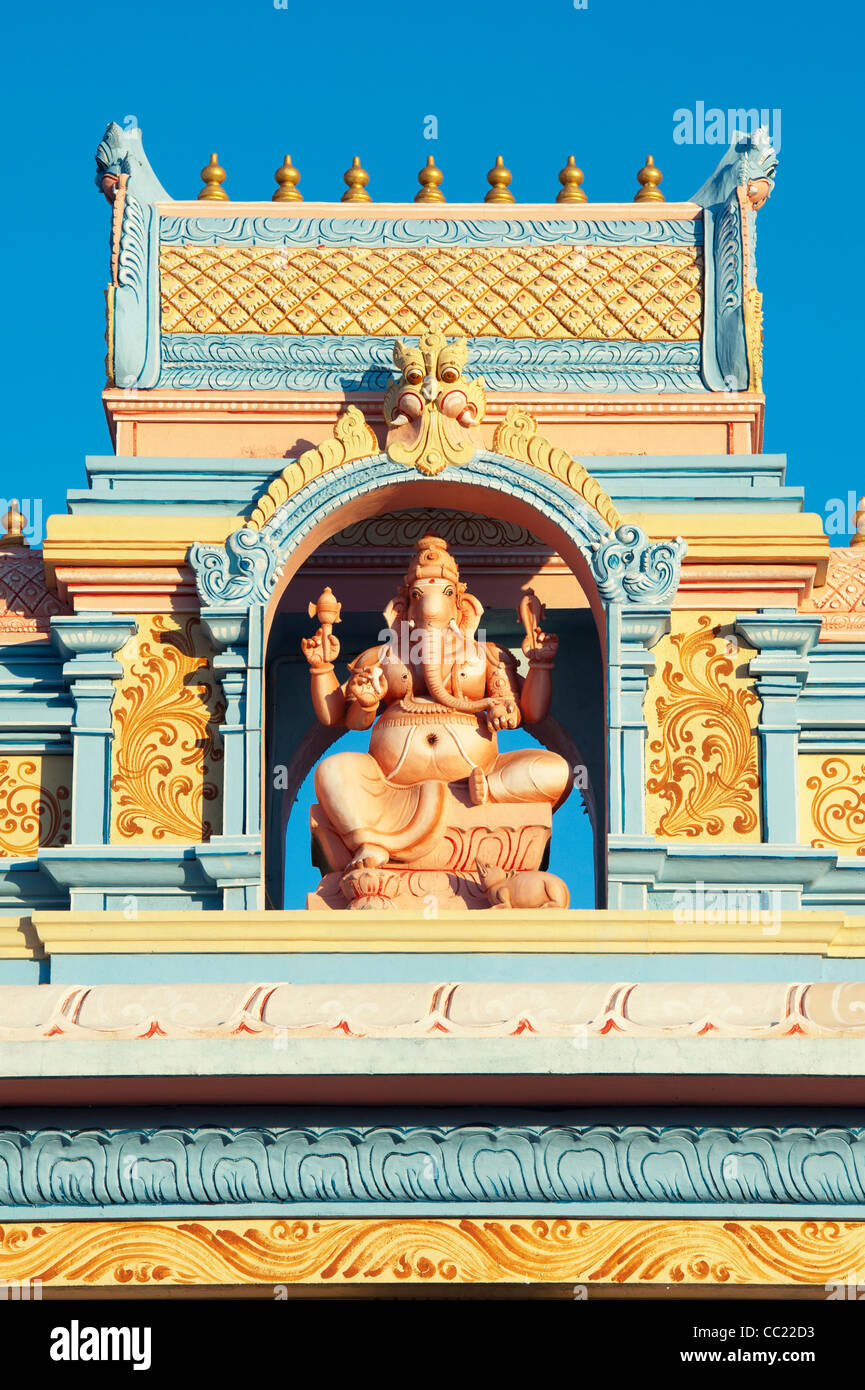 Divinità indù Signore Ganesha su un dipinto di archway contro il cielo blu. Puttaparthi, Andhra Pradesh, India Foto Stock