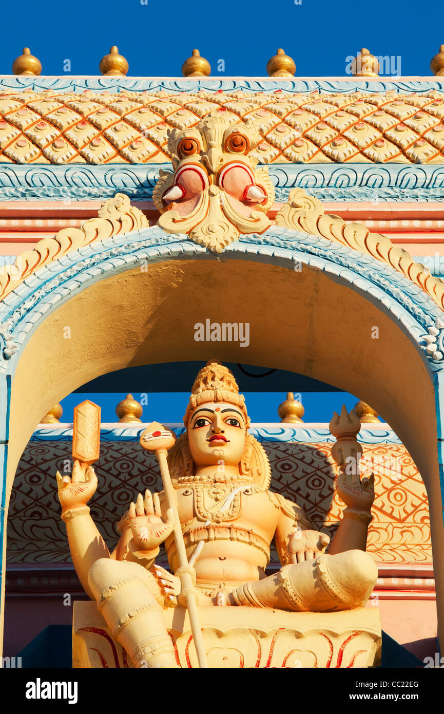 Divinità indù Subramanya statua su un dipinto di archway contro il cielo blu. Puttaparthi, Andhra Pradesh, India Foto Stock