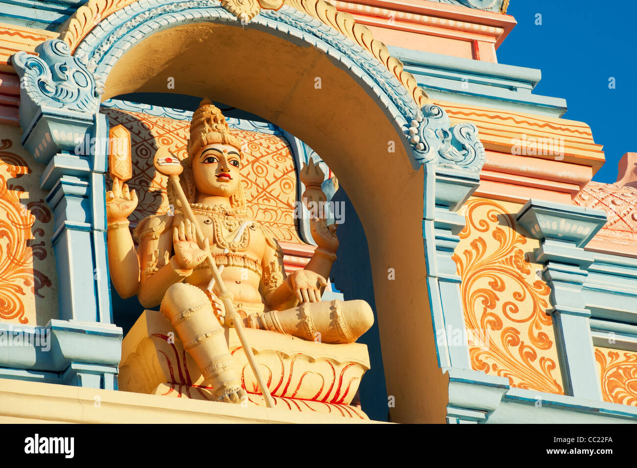 Divinità indù Subramanya statua su un dipinto di archway contro il cielo blu. Puttaparthi, Andhra Pradesh, India Foto Stock
