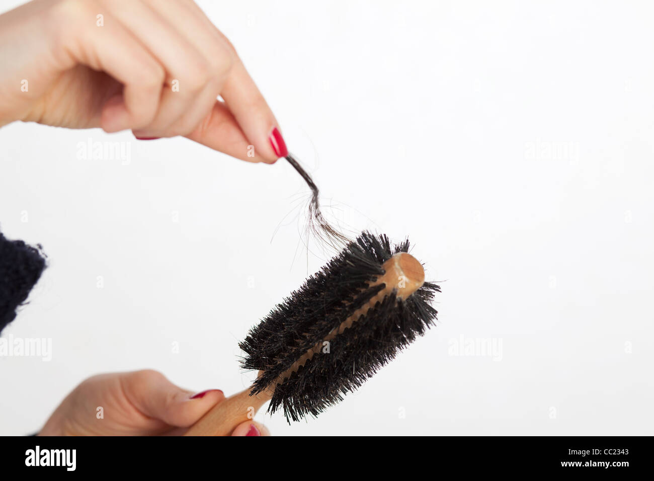 La donna caucasica la sua pulizia spazzola dai suoi capelli persa Foto Stock