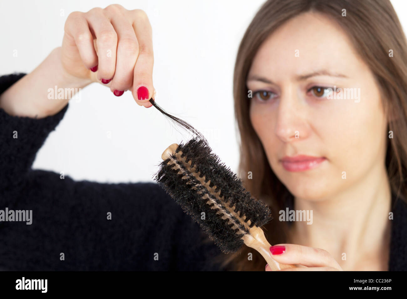 Dai capelli scuri essendo donna triste, a causa di problemi con la perdita dei capelli Foto Stock