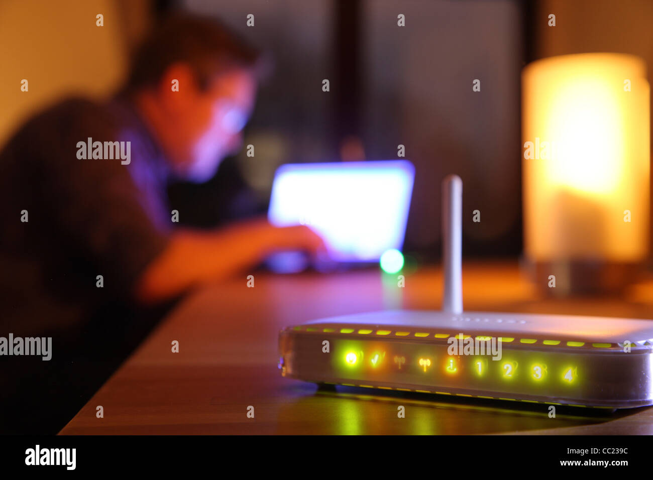 Router WI-FI per distribuire in arrivo una connessione a banda larga per diversi computer. Foto Stock