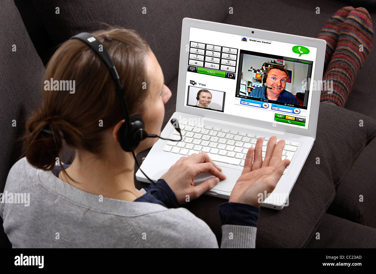 Conversazione tra due persone su Internet. Chat video con con web cam e  cuffie tramite voice over IP o VOIP. Live chat online Foto stock - Alamy