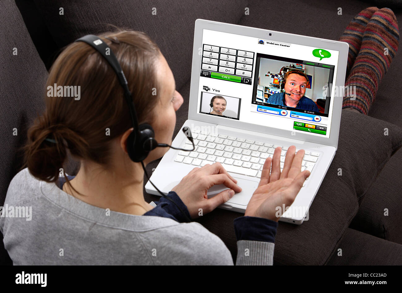 Conversazione tra due persone su Internet. Chat video con con web cam e cuffie tramite voice over IP o VOIP. Live chat online. Foto Stock