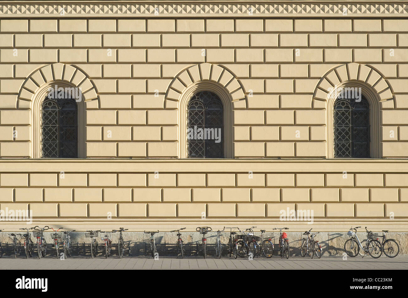 Stile rinascimentale italiano architettura con le biciclette parcheggiate Foto Stock