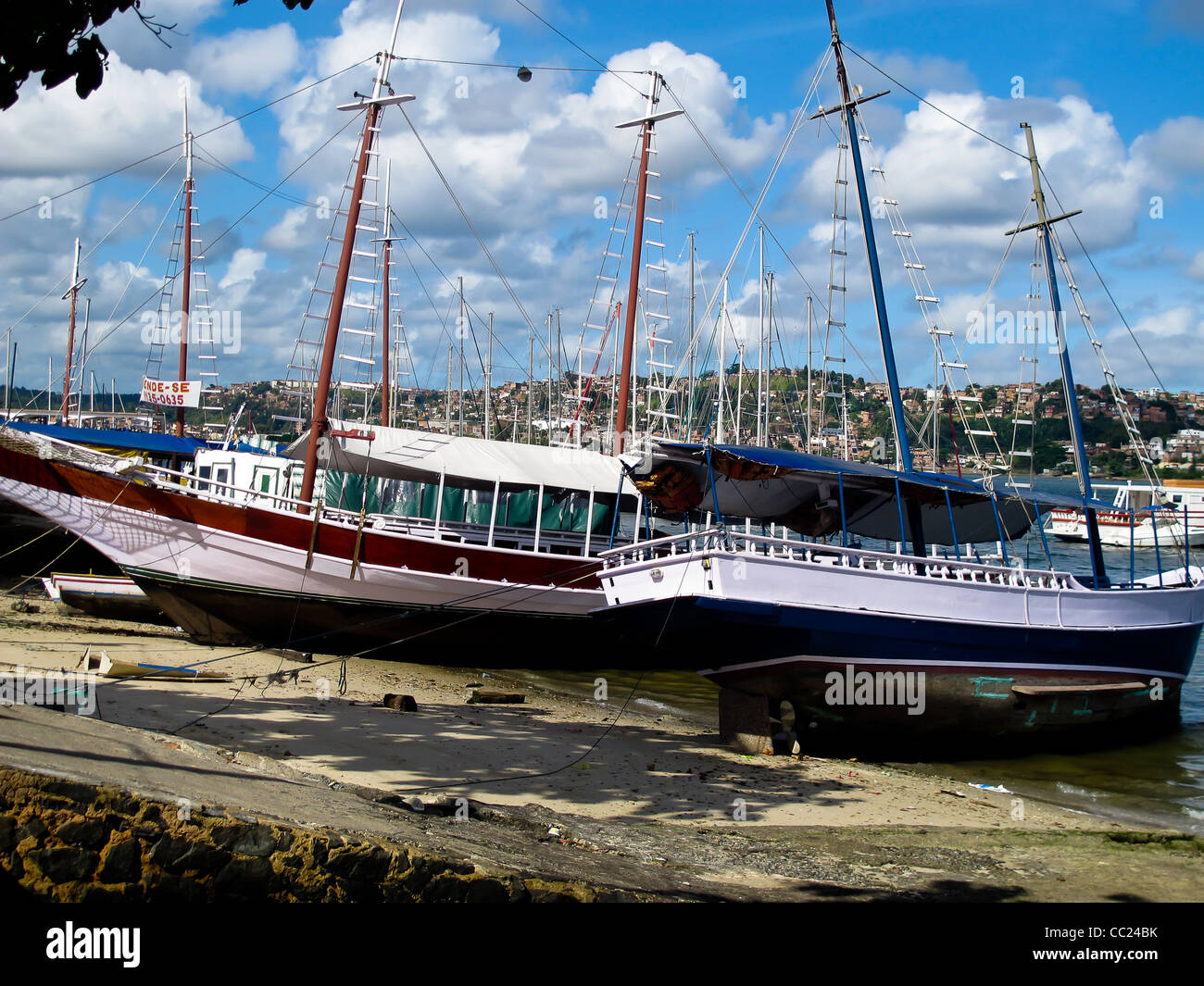 I turisti di Barche e yachts spiaggiata nella baia di Salvador, Brasile Foto Stock