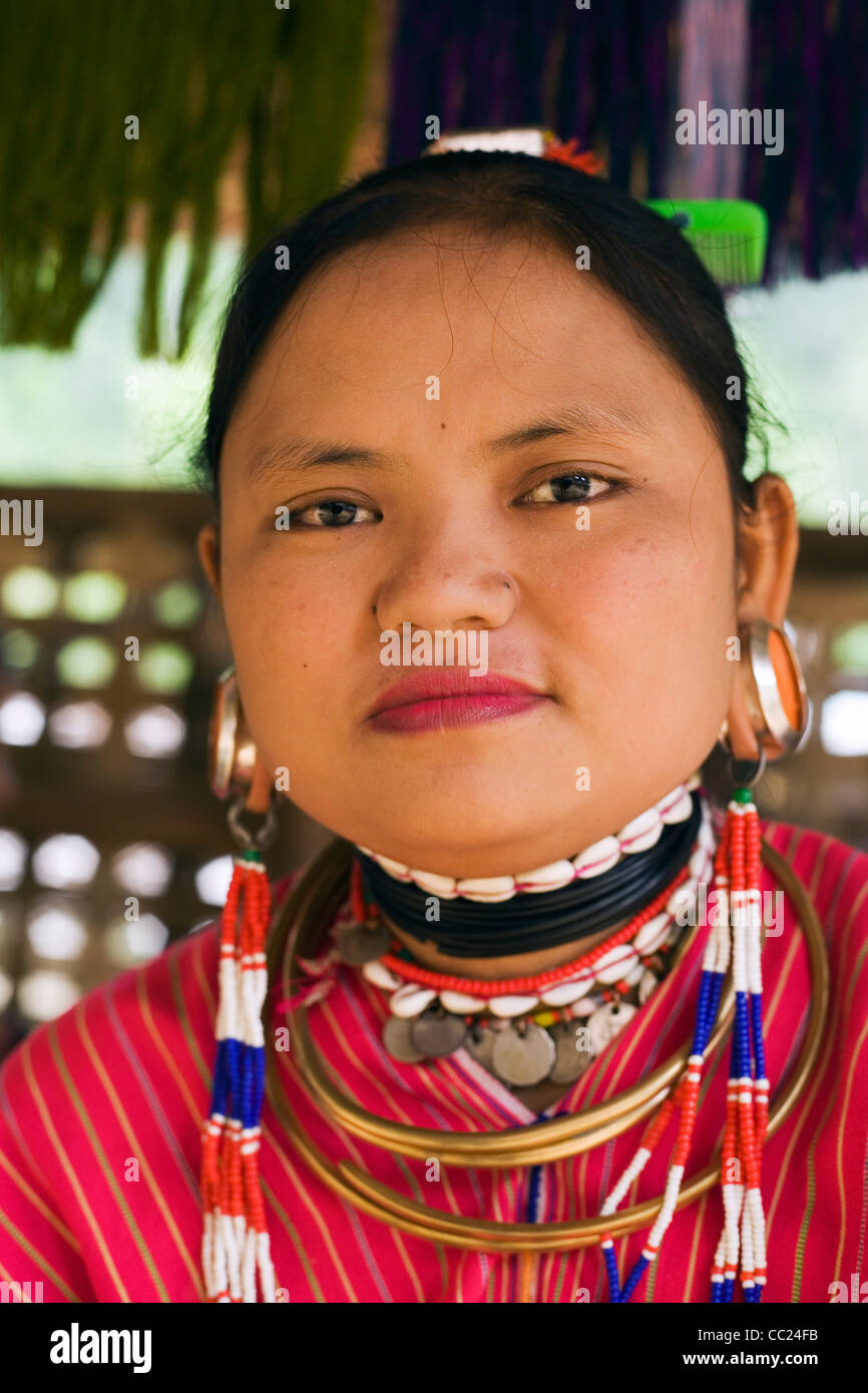 Ritratto di un grande "EAR" Karen donna a Nai Soi (noto anche come Nupa Ah) villaggio. Nai Soi, Mae Hong Son provincia, Thailandia Foto Stock