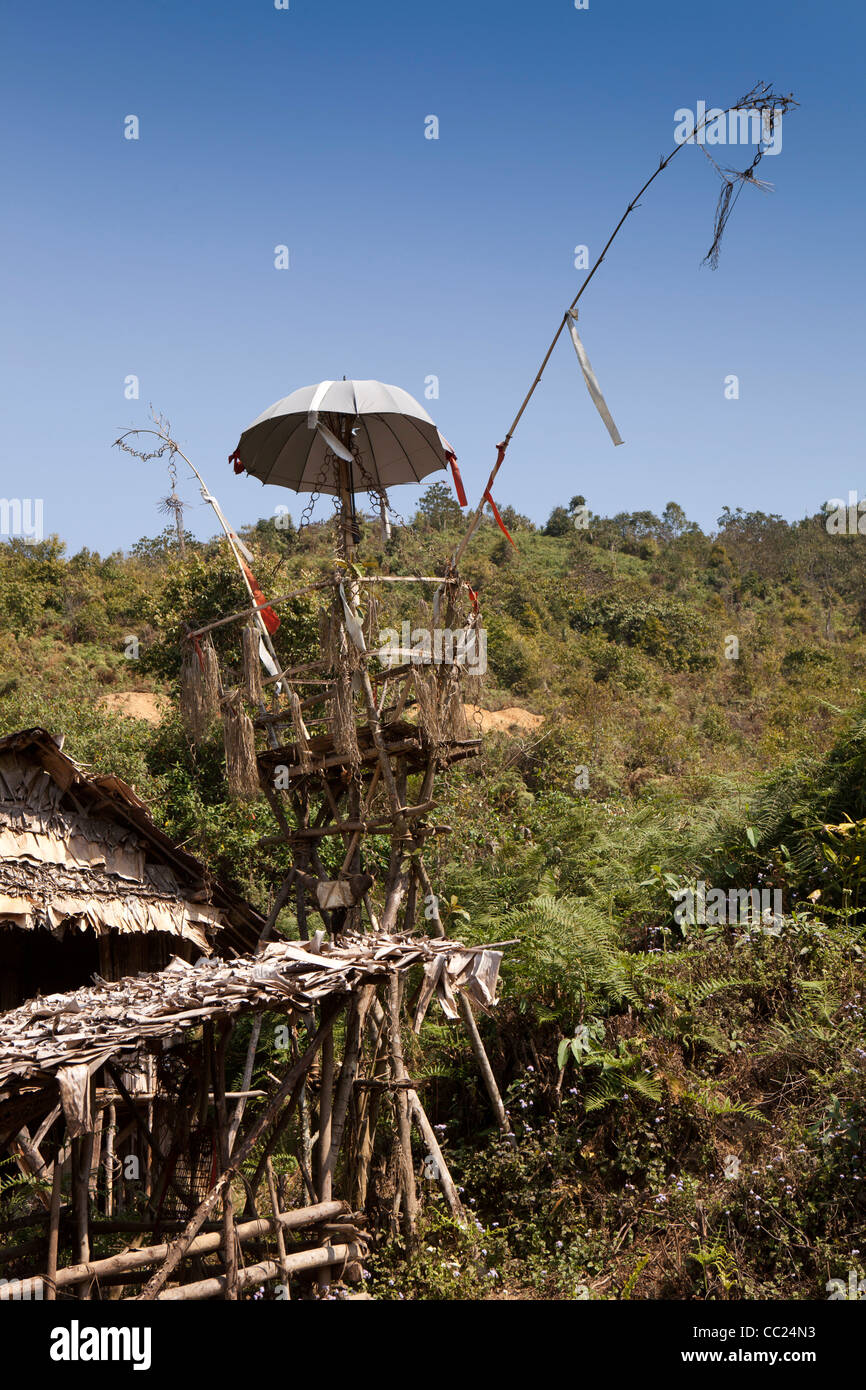 India, Arunachal Pradesh, inferiore Subansiri distretto, ombreggiatura ombrello Donyi Polo memorial a deceduto recentemente membro della famiglia Foto Stock