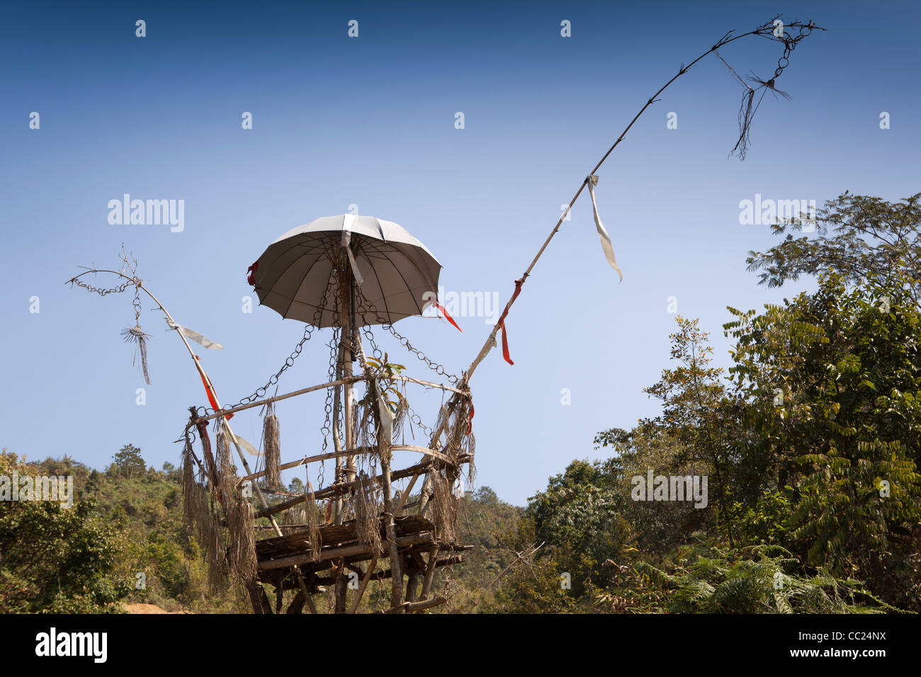 India, Arunachal Pradesh, inferiore Subansiri distretto, ombrello memoriale di ombreggiatura di recente decesed membro della famiglia Foto Stock