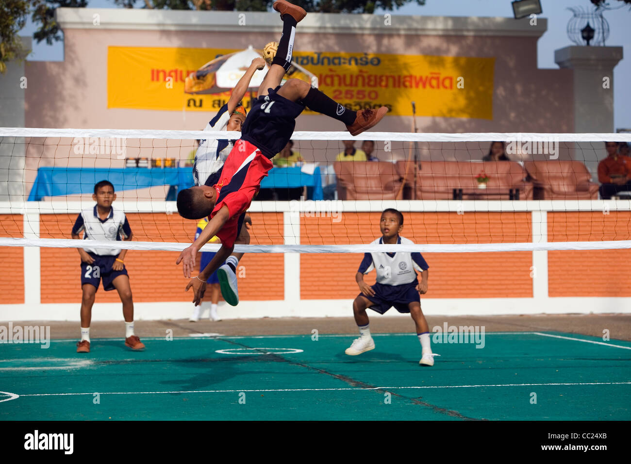 Thai i bambini giocando a un gioco di Sepak Takraw. Nakhon Phnom, Nakhon Phnom provincia, Thailandia. Foto Stock