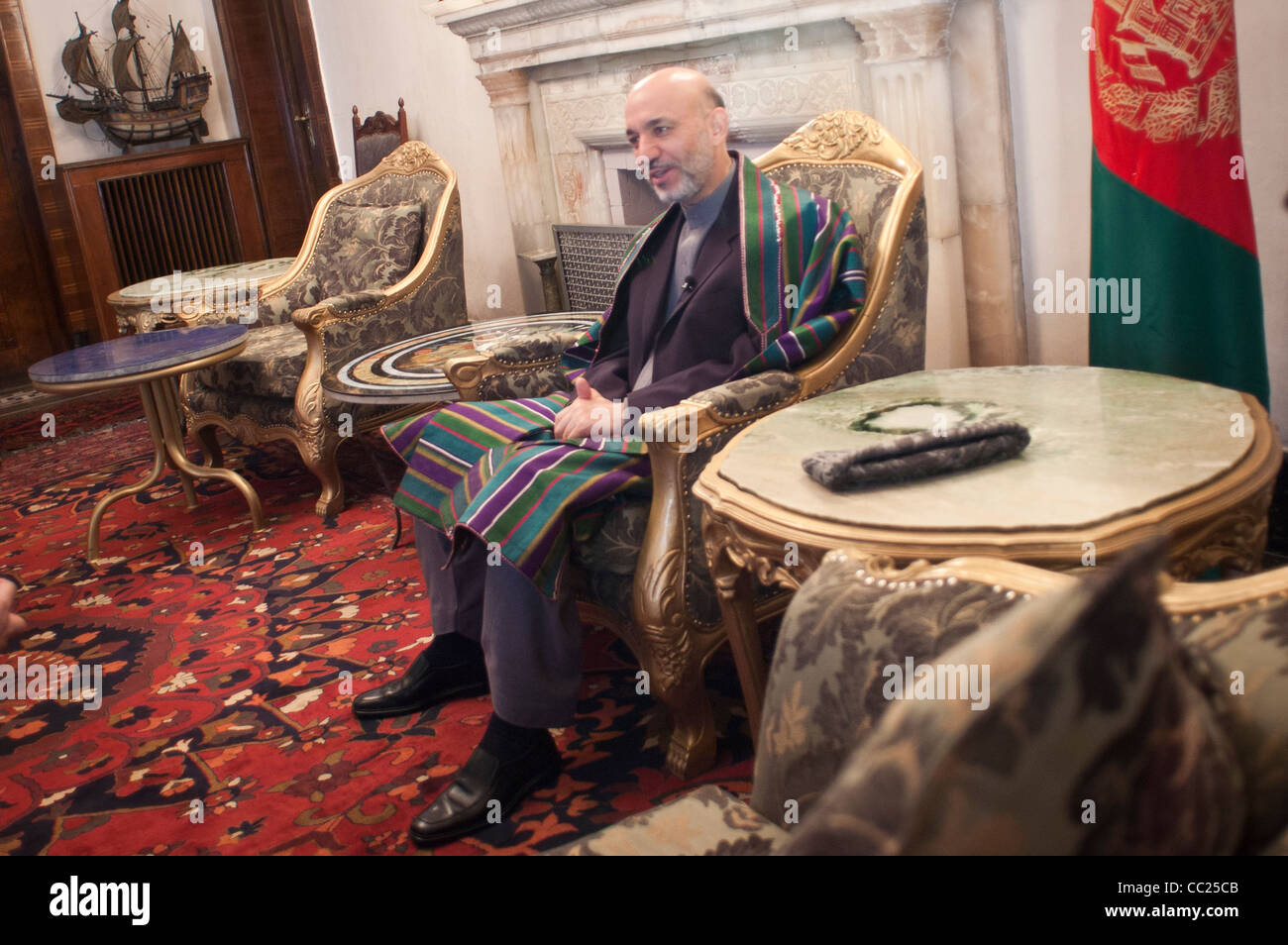 Hamid Karzai, Presidente dell'Afghanistan, parla durante un colloquio nel palazzo presidenziale di Kabul, Afghanistan Foto Stock