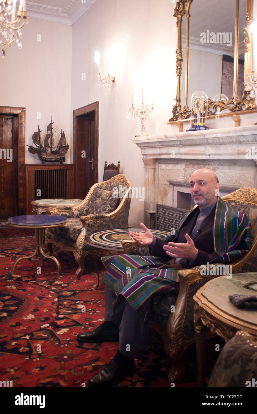 Hamid Karzai, Presidente dell'Afghanistan, parla durante un colloquio nel palazzo presidenziale di Kabul, Afghanistan Foto Stock