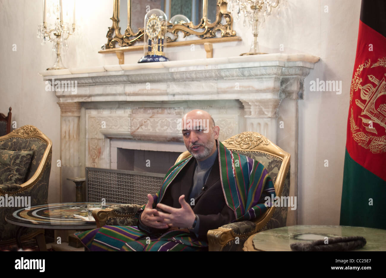 Hamid Karzai, Presidente dell'Afghanistan, parla durante un colloquio nel palazzo presidenziale di Kabul, Afghanistan Foto Stock