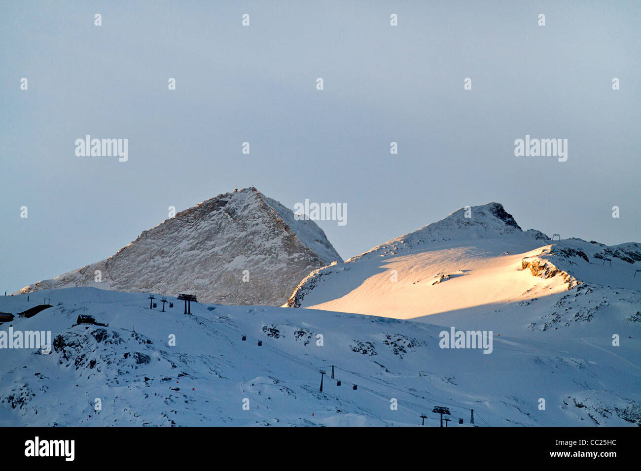 Gefrorene Wand sul lato sinistro sopra il ghiacciaio di Hintertux, Valle Zillertal, Austria Foto Stock