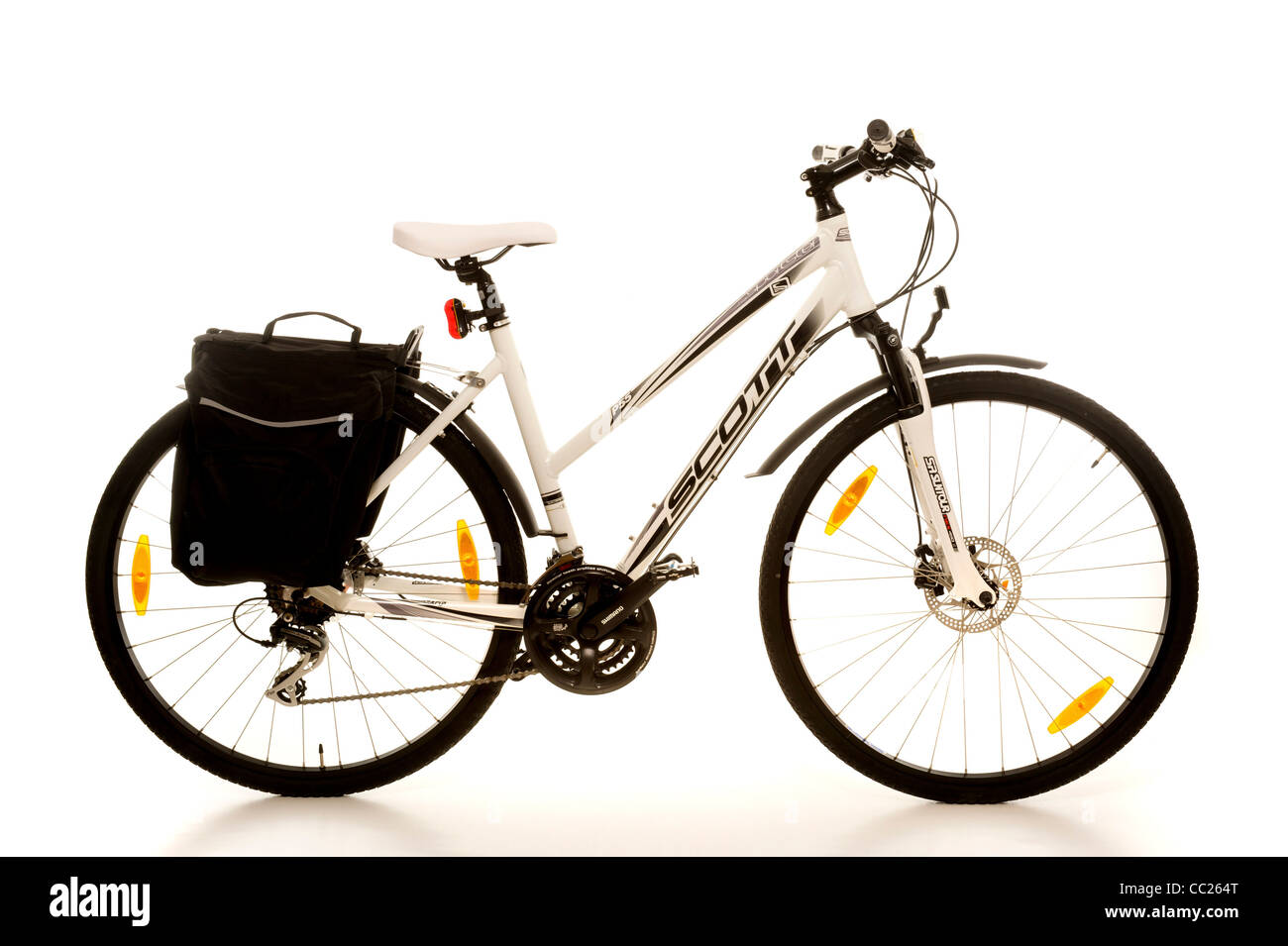 Foto bianca studio di donna mountain / strada bici ibrida con panniers. Foto Stock