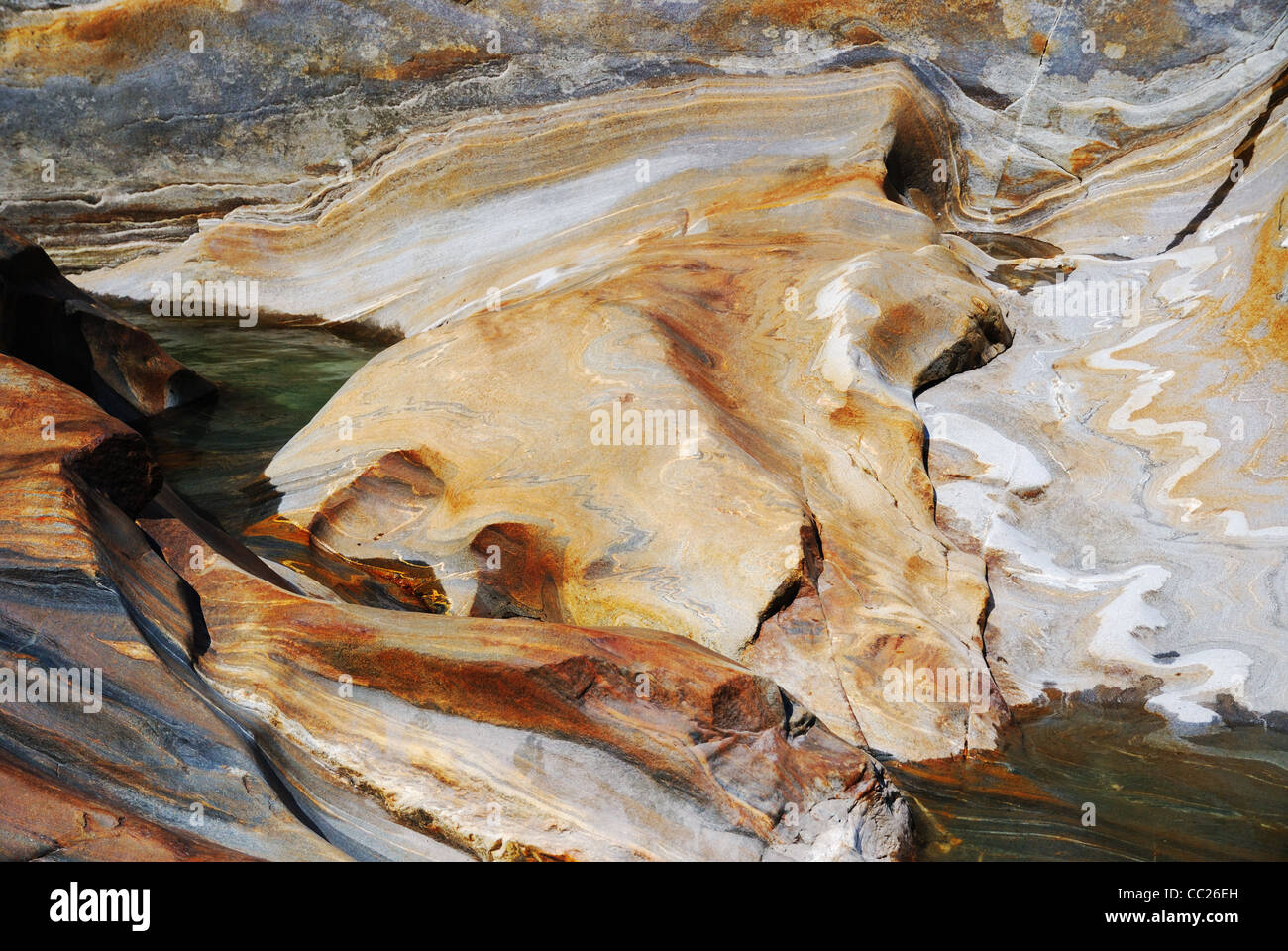 La vibrante color rocce di fiume di montagna Verzaska. Foto Stock