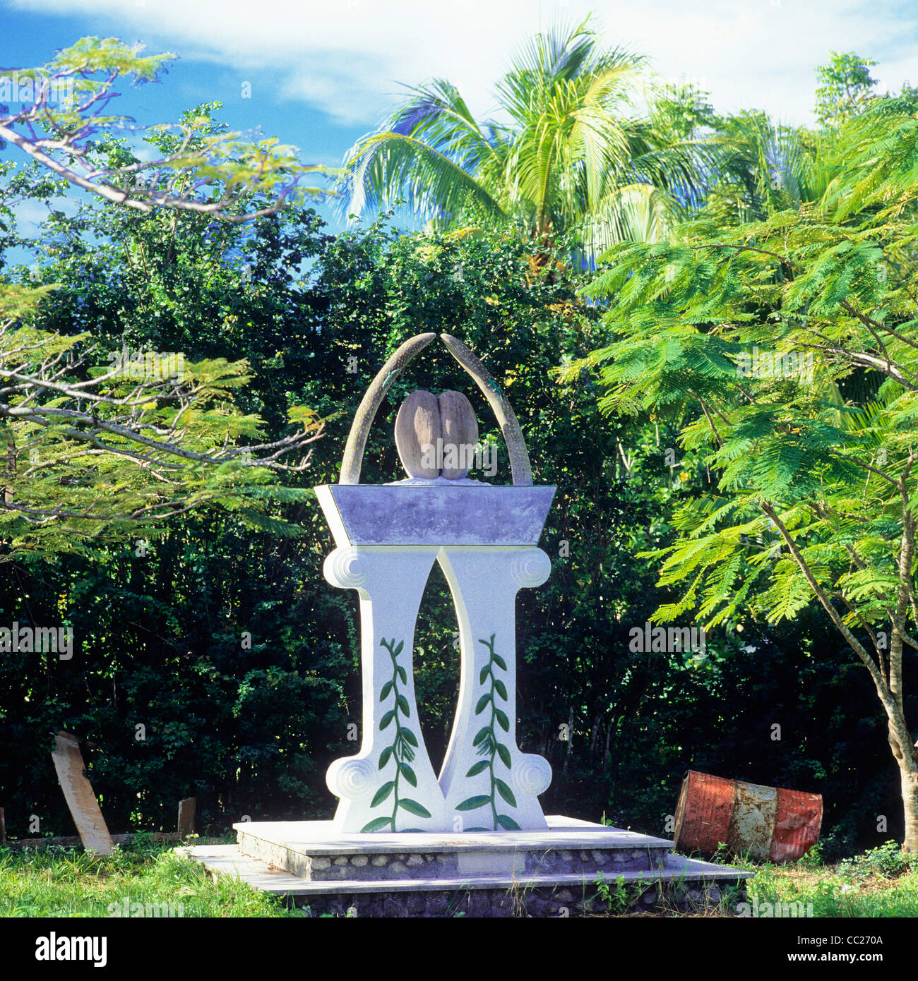 Indipendenza monumento con un Coco de Mer dado, Isola di Praslin, Seicelle Foto Stock