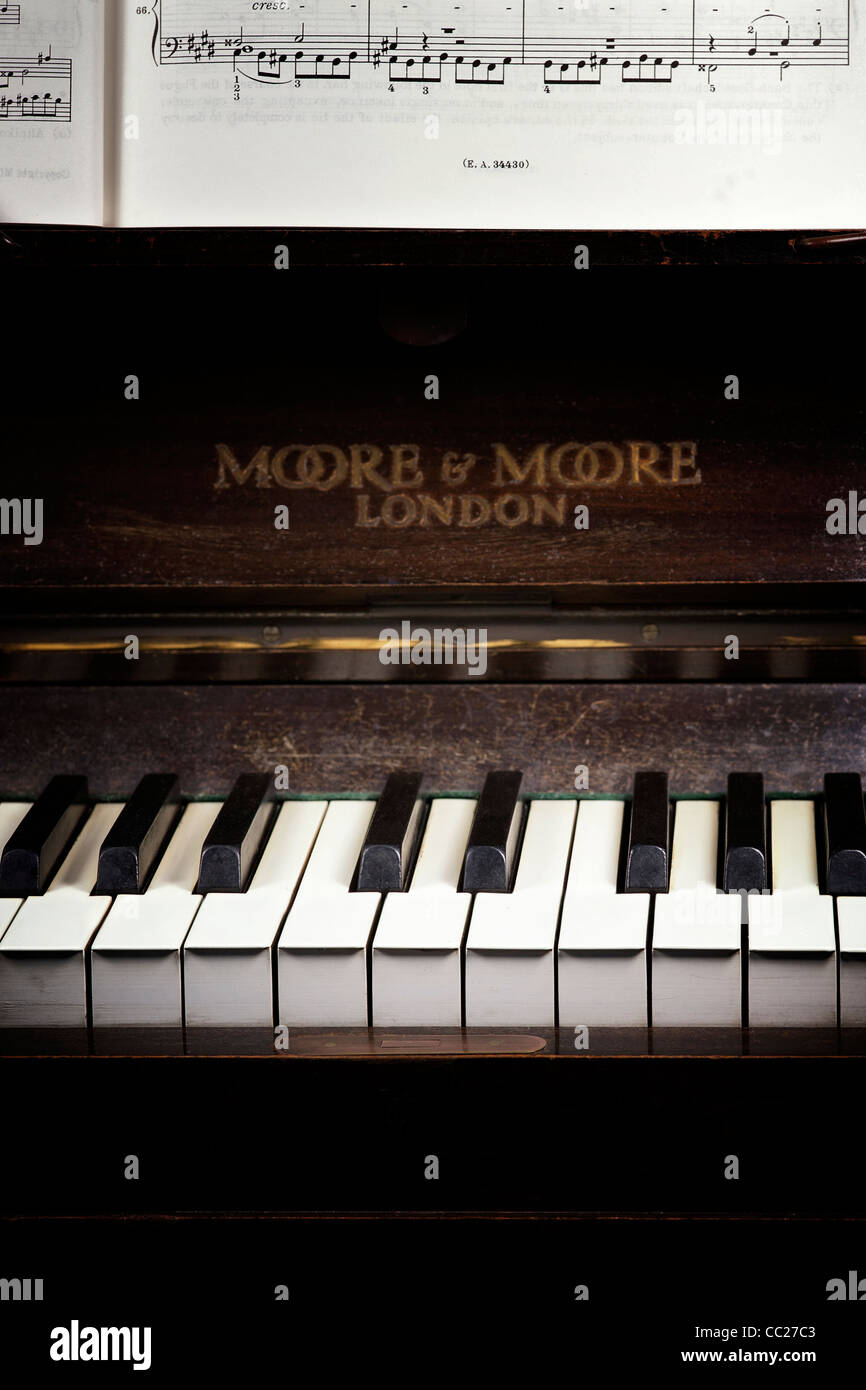 Tastiera di pianoforte con musica. Foto Stock
