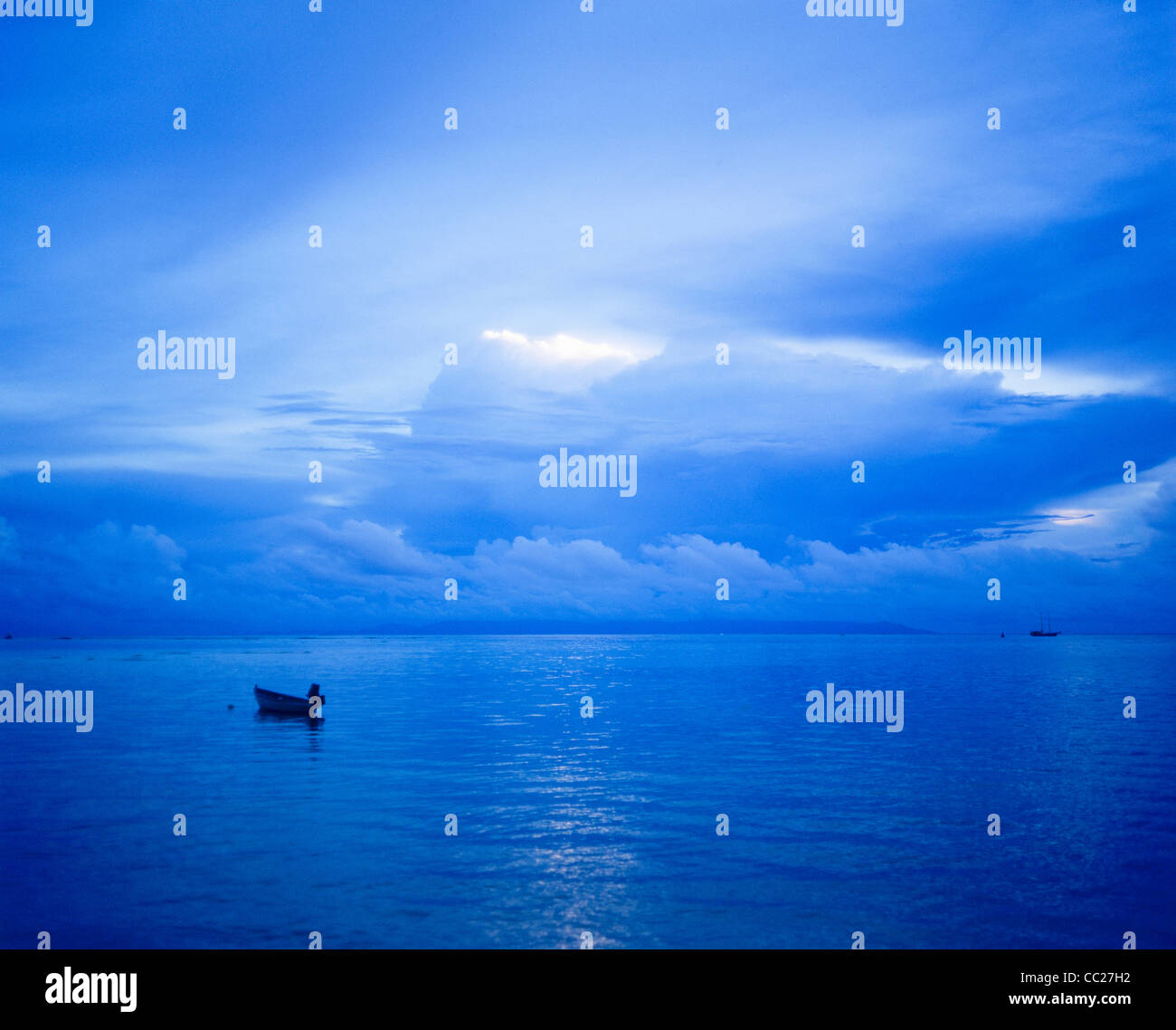 Mare e cielo tempestoso al crepuscolo, tempesta dell'oceano indiano, isola di Praslin, Seychelles Foto Stock