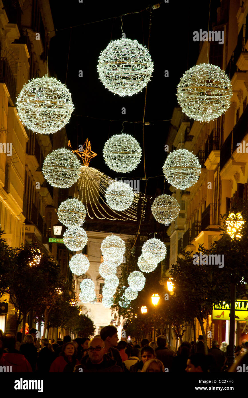 Immagini Luminose Natale.Le Decorazioni Di Natale Sfere Luminose Luci Appese In Street Palma De Maiorca Spagna Europa Foto Stock Alamy