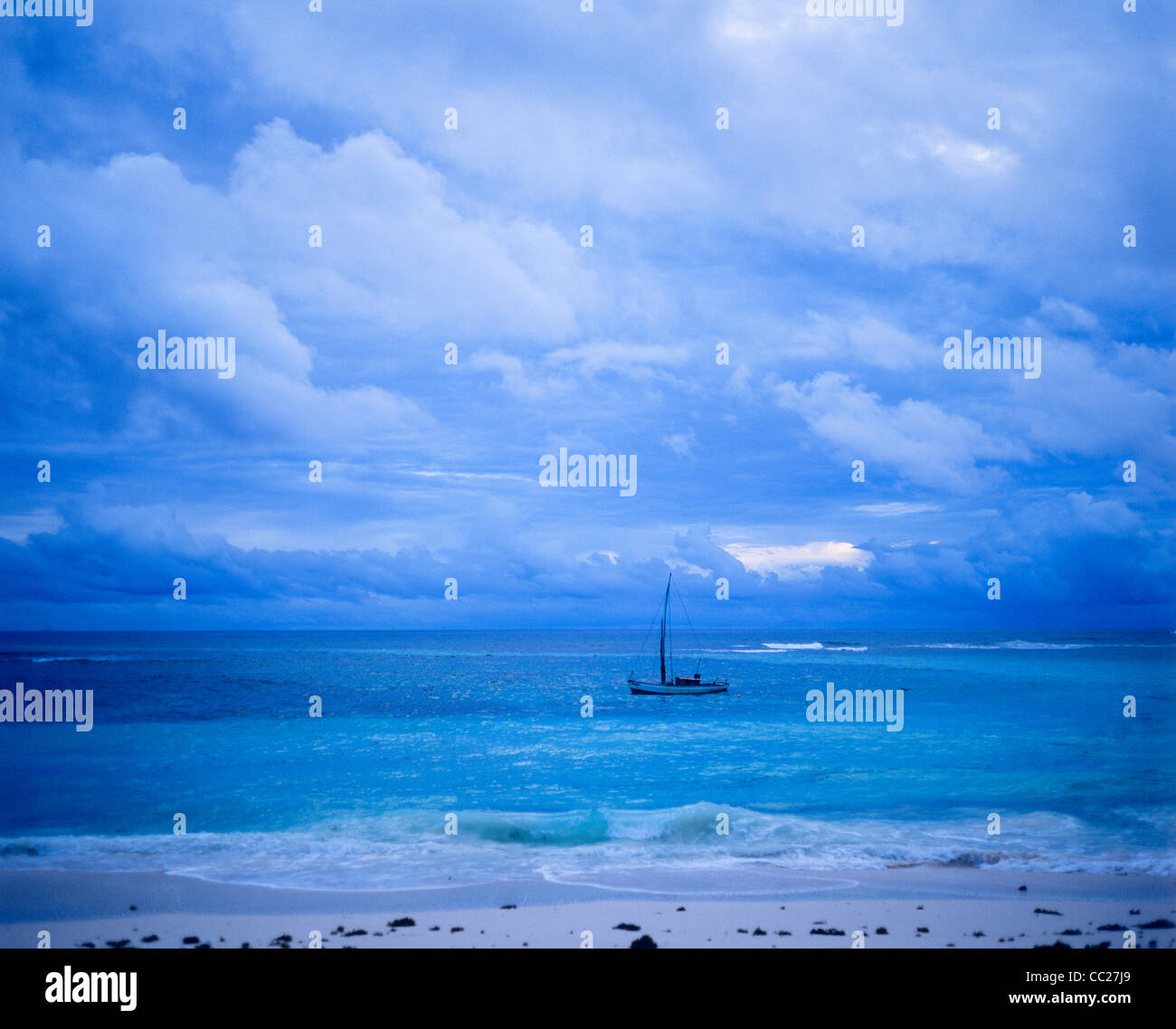 Mare e cielo tempestoso al crepuscolo, tempesta dell'oceano indiano, isola di Praslin, Seychelles Foto Stock