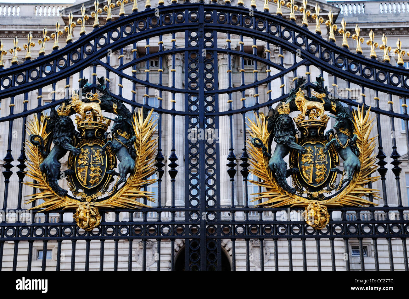 Stemmi sui cancelli di Buckingham Palace, Westminster, London, England, Regno Unito Foto Stock
