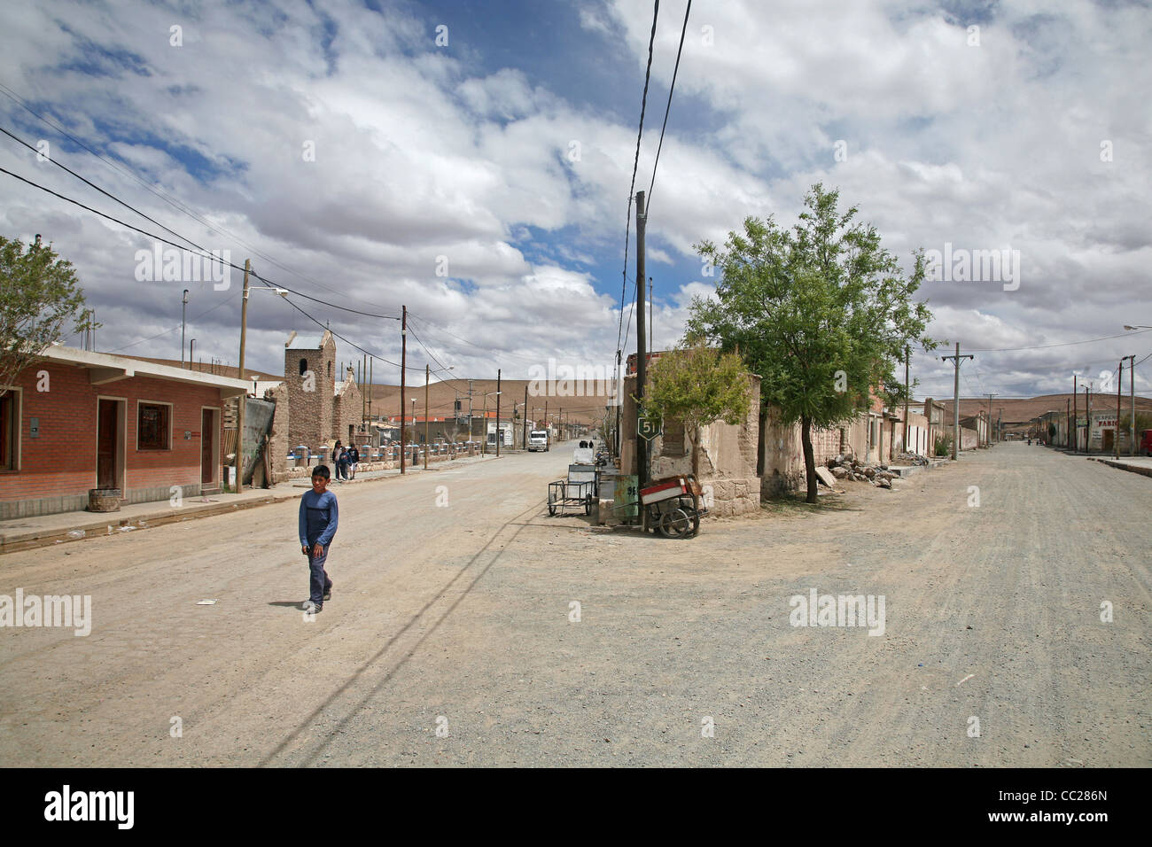 Route 51 passando attraverso la città mineraria di San Antonio de los Cobres nella provincia di Salta, Argentina Foto Stock