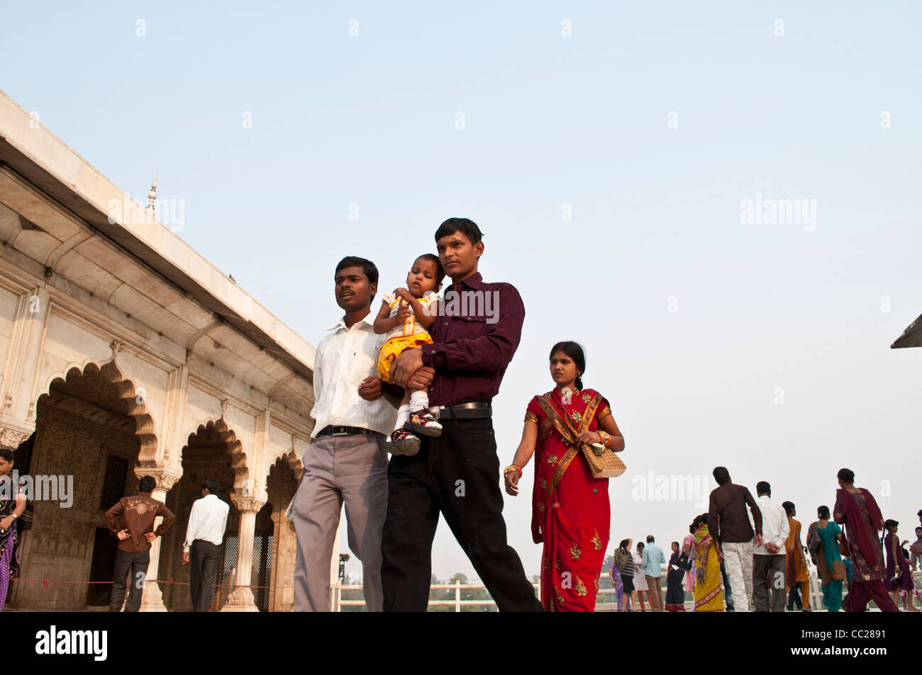 Persone a Tosh Khan o Baithak, Khas Mahal, il Forte rosso Lal Qila, Vecchia Delhi, India Foto Stock