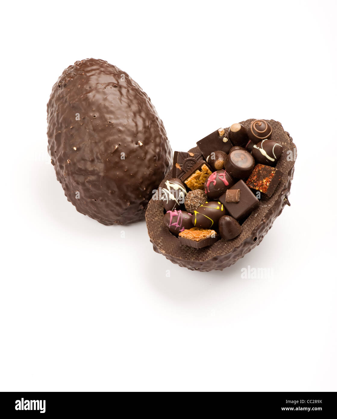 Un uovo di pasqua riempito con cioccolatini Foto Stock
